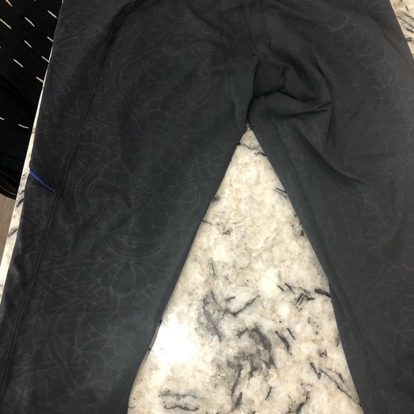 Great condition Lululemon crops, size 8. - Picture 2 of 5